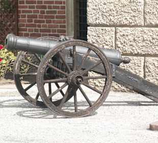 Armata przed wejściem do zamku