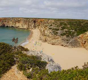 Praia do Beliche mit toller Felskulisse