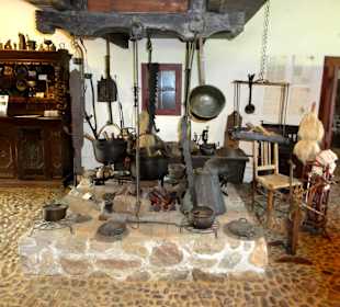 Flett des Bauernhauses mit Kochstelle