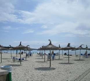 Strand links vom Hotel