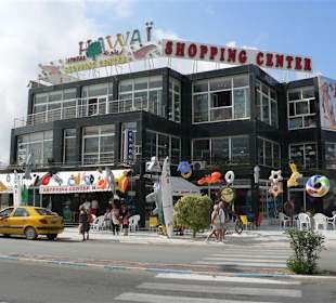 Shopping Center links der Strasse