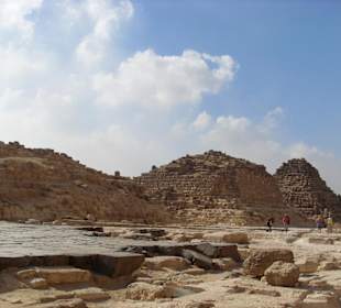 Um die Pyramiden