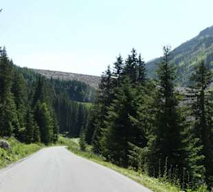 Schon auf 2.000 m Höhe die Staumauer vor Augen