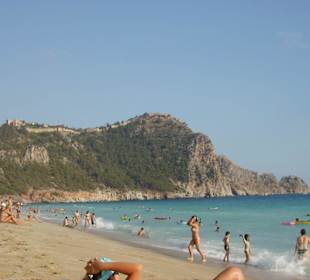 Strand mit Burg im Hintergrund