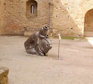 Patio castillo con estatua