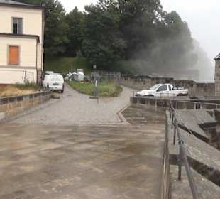 Entlang der Festungsmauer