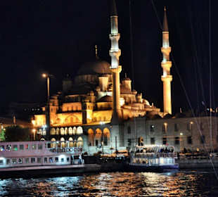 Blick vom Goldenen Horn auf die Hagia Sophia