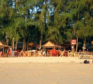 Strandszene zwischen Mr. Wee und dem Hotel Layana