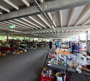 Trödelmarkt im Uni-Parkhaus in Saarbrücken