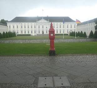 Blick vom Spreeweg zum Schloss Bellevue