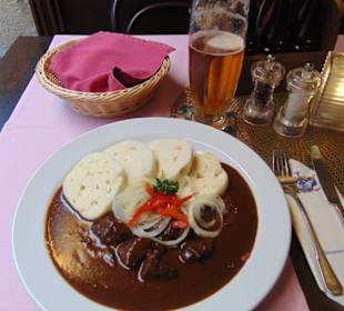 Gulasch mit Brotknödeln