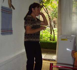 Unsere Gastgeberin im Esszimmer