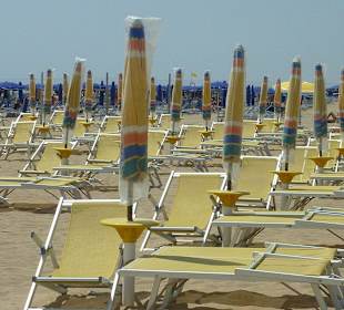 Viele freie Liegen am Strand