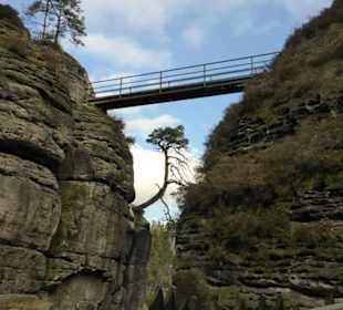 Brücke von Fels zu Fels