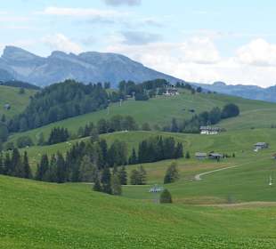 Leichte Hügel und hohe Berg