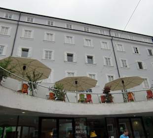 Vor dem Haus der Natur