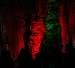 Beleuchtete Stalagmiten und Stalagtiten