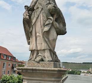 Kaiser Karl der Große auf der Alten Mainbrücke