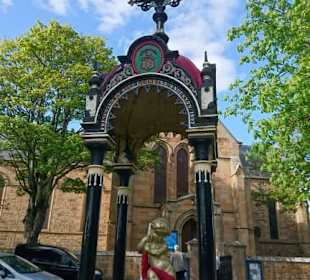 Aussenansicht mit Denkmal.