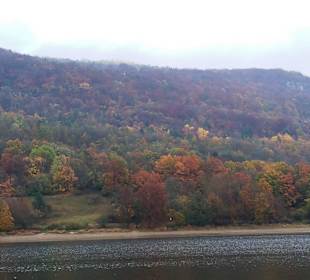 Hinten der KZ-Stollen Gedenkstätte Bau der V1