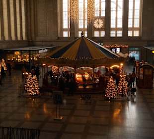 Der Weihnachtsmarkt fängt schon im Bahnhof an.