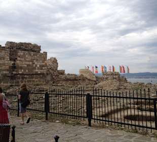 Stadtmauer, im Hintergrund der Hafen
