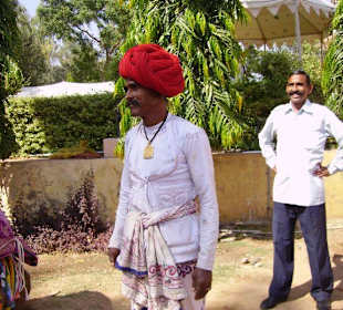 Der Kamelbesitzer und unser Busfahrer