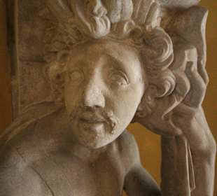 Figuren im Treppenaufgang