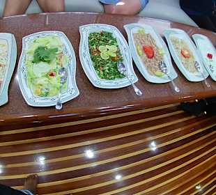 Salatbuffet an Bord