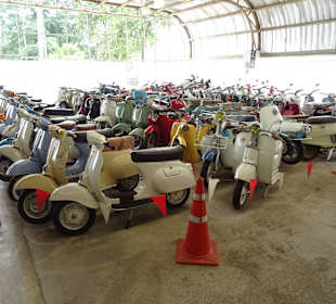 In der Haupthalle des Jesada Fahrzeug Museums