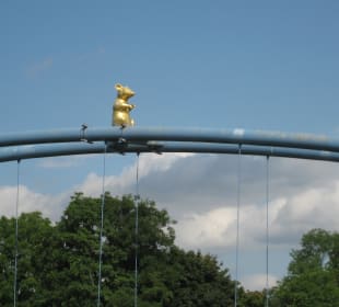 Mittig auf der Brücke die kleine goldene Ratte