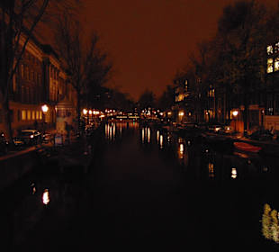 Каналы ночью также красивы