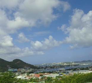Blick auf den Hafen aus der Ferne