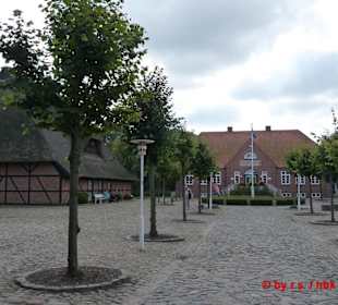 Blick über den Hof auf die einzelnen Häuser