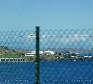 Blick von der Autobahn auf den Flughafenkomplex