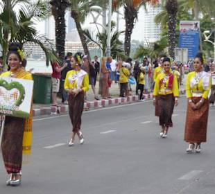 Parade mit Traditioneller Kleidung