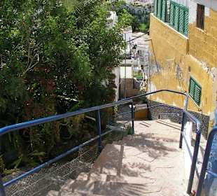 Blick die Altstadttreppen hinunter Richtung Hafen