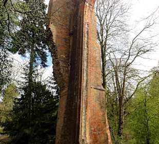 Spaziergang durch die Mauerreste des Klosters