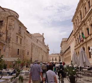 Die Straße mit den griechischen Säulen im Dom