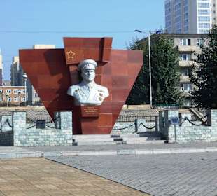 Schukow-Denkmal neben dem Museum