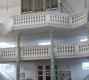 Die Orgel auf der oberen Empore der Kirche