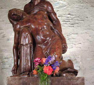 Pietá-Statue auf dem Altar