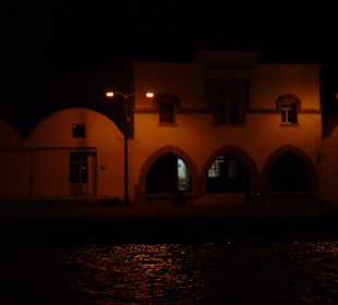 Hafen bei Nacht