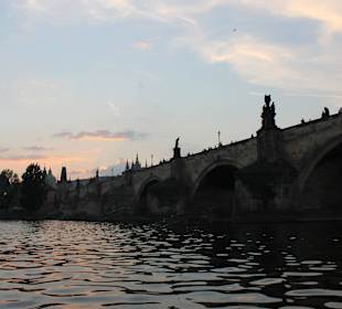 Aussicht vom Schiff auf die Karlsbrücke