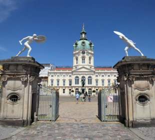 Eingang zum Schloss Charlottenburg