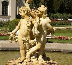 Fontanna przy pałacu