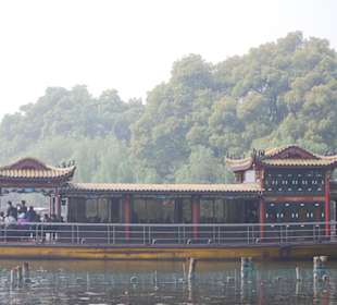 Ein Ausflugsboot auf dem Westsee