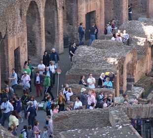 Besucherandrang auf dem unteren Gang im Kolosseum