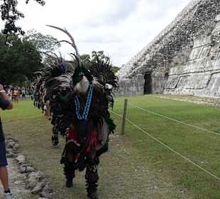 Sfilata di indigeni in costume