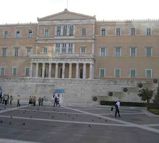 Wache vor dem Parlament